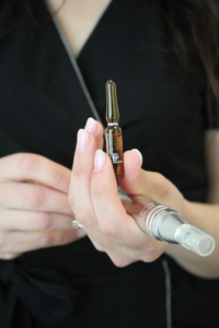 Microneedling and Hyaluron Microneedling mit Ampullen zur Hautregeneration und bei verschiedenen Hautproblemen